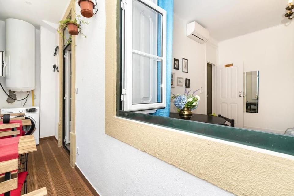 Groovy M2 R3 - Amazing Double Room with En-suite Bathroom Bed and Breakfast in Lisbon