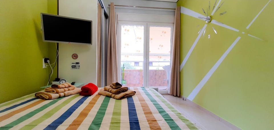 Bed, TV and multimedia, Photo of the whole room, Bedroom