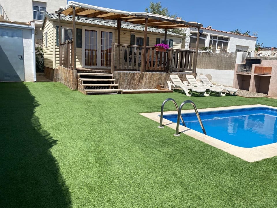 Property building, Patio, Spring, Off site, Day, Garden, Garden view, Pool view, Swimming pool, sunbed
