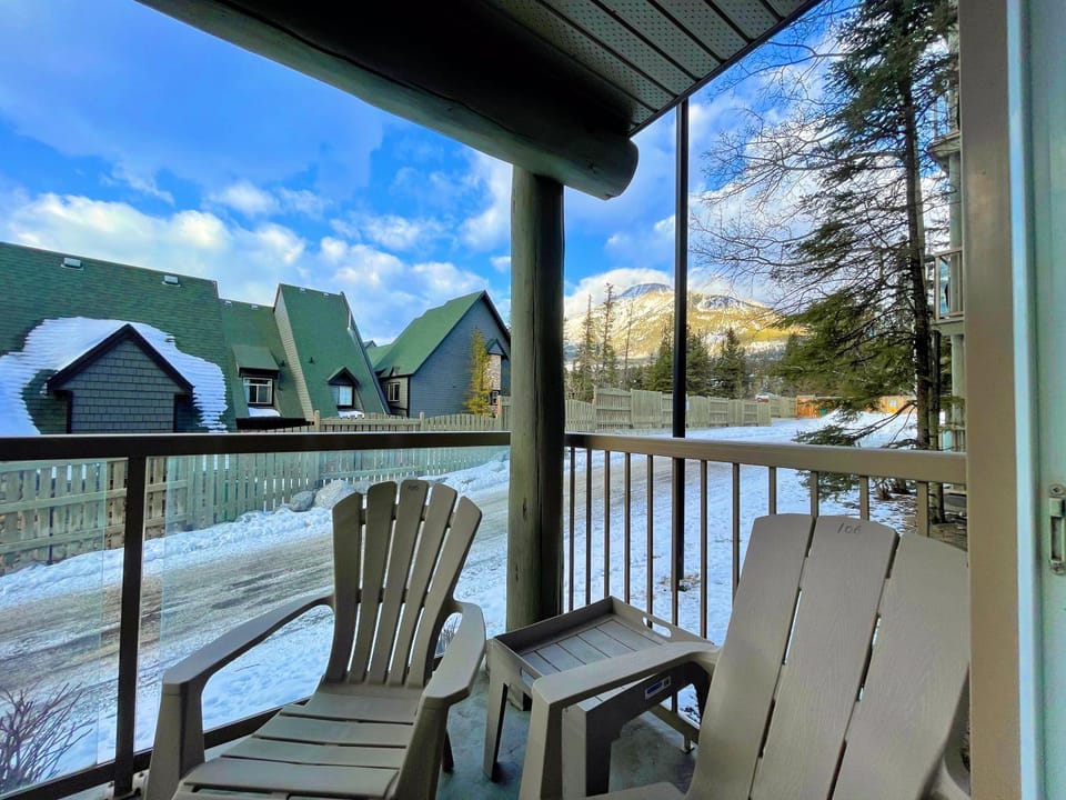 Windtower Lodge FullKitchen-Kingbed Suite-MntView-UGParking-Walk2DT Apartment in Canmore