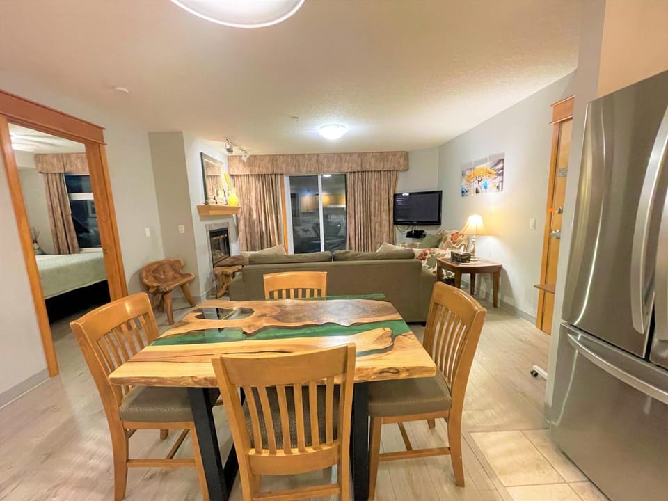 Windtower Lodge FullKitchen-Kingbed Suite-MntView-UGParking-Walk2DT Apartment in Canmore