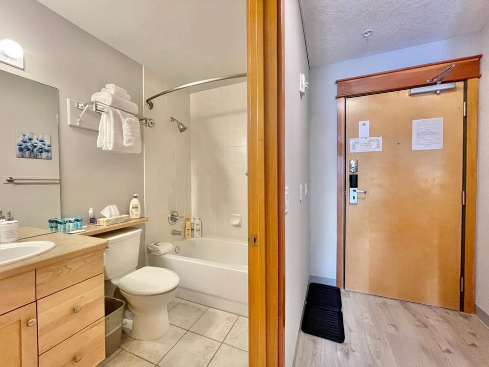 Windtower Lodge Queen Bed Suite-UGParking&Walking2DT Apartment in Canmore
