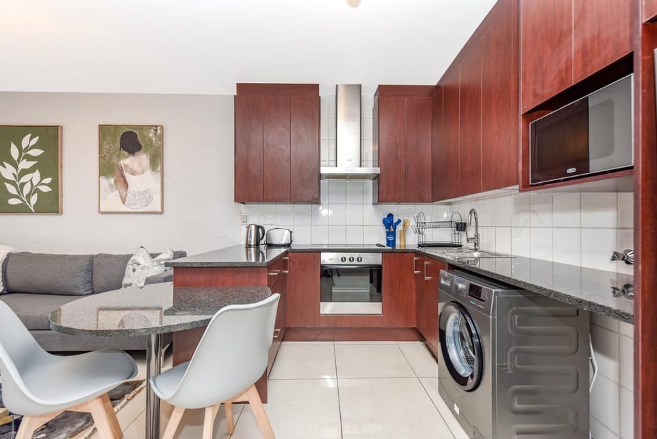 Kitchen or kitchenette, Dining area, washing machine