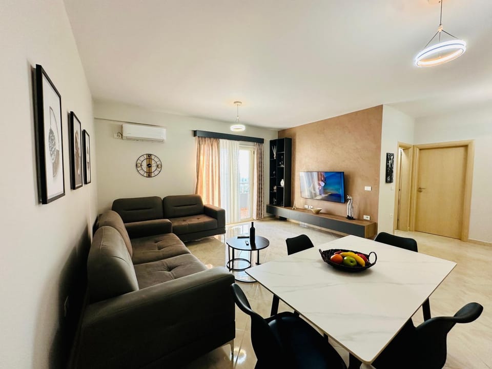 Communal lounge/ TV room, TV and multimedia, Living room, Seating area, Dining area, air conditioner