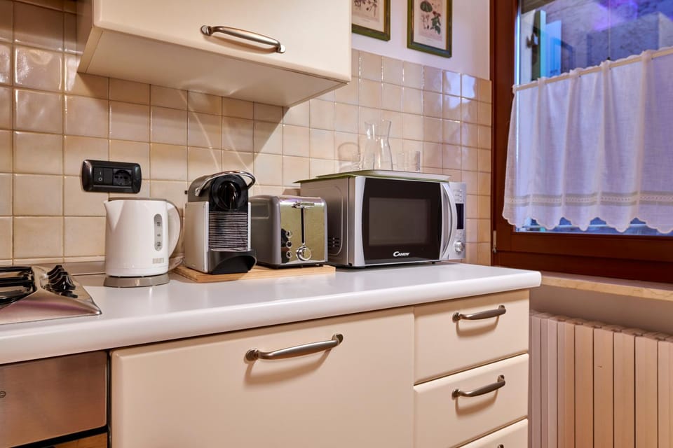 Coffee/tea facilities, Kitchen or kitchenette, microwave, minibar, toaster