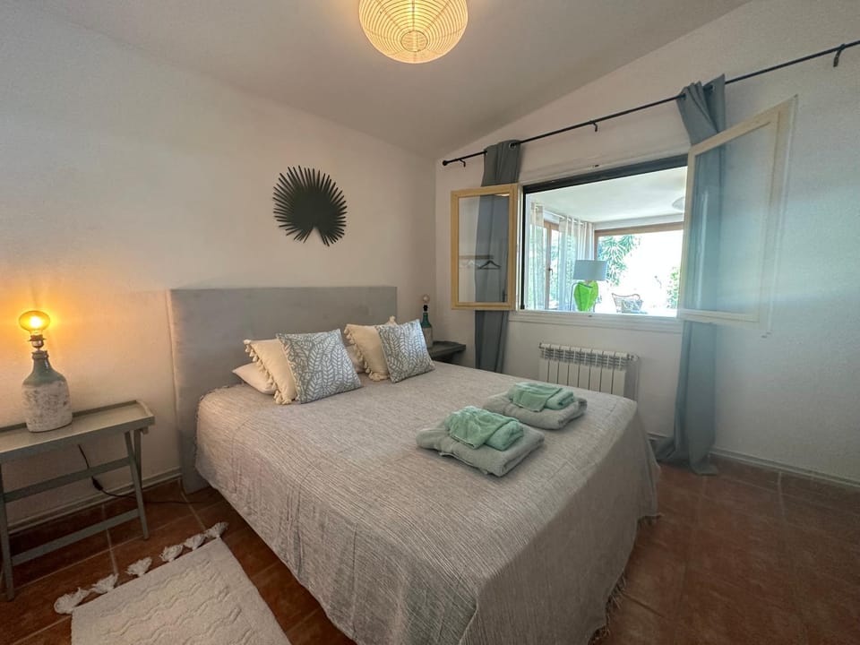 Bed, Photo of the whole room, Bedroom, towels