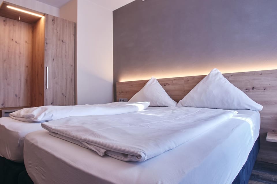 Bed, Photo of the whole room, wardrobe