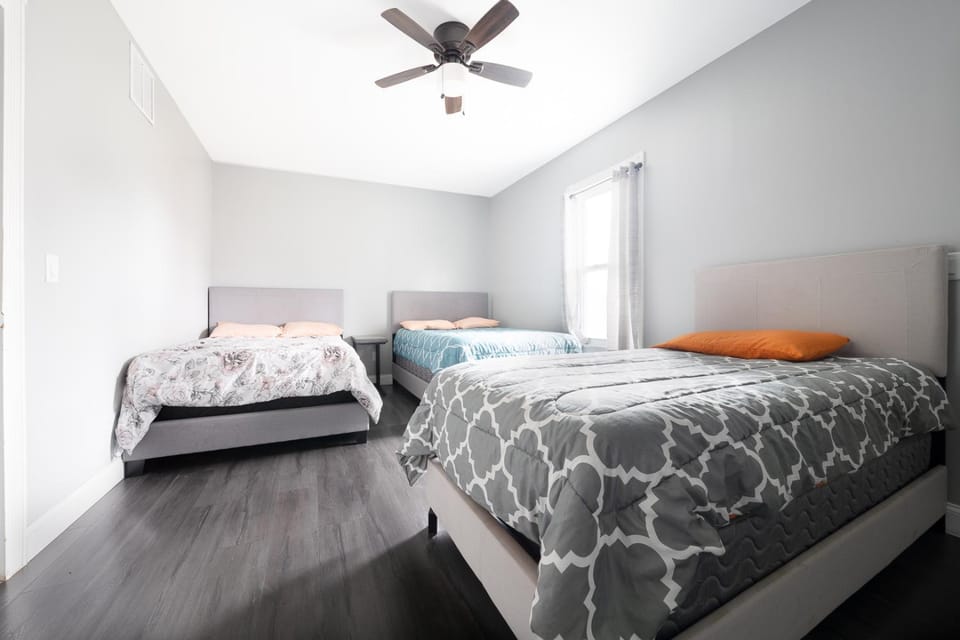 Large-Group Ready 8BR Home Near Niagara Falls & Casino House in Niagara Falls