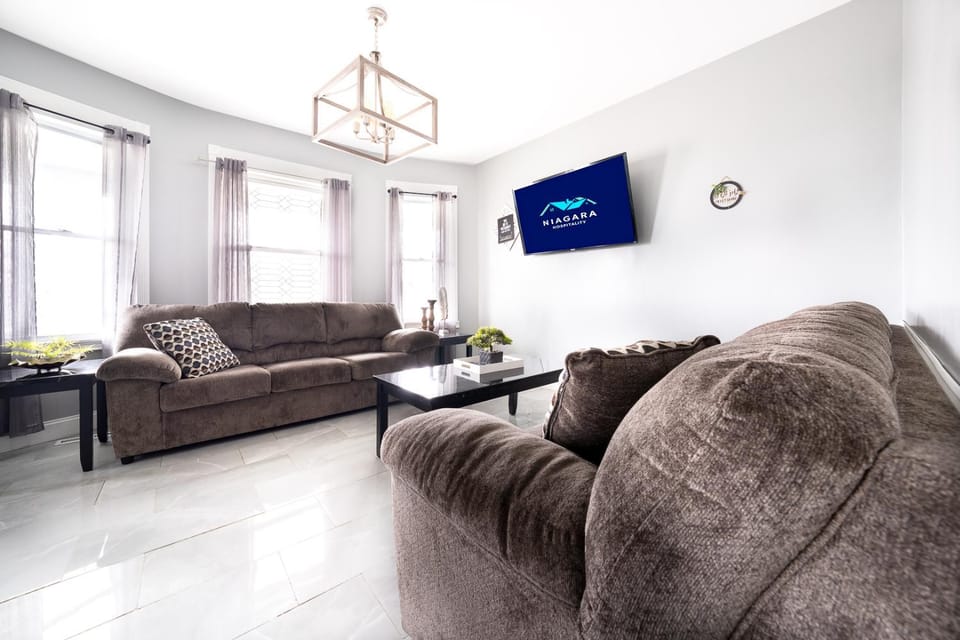 Large-Group Ready 8BR Home Near Niagara Falls & Casino House in Niagara Falls