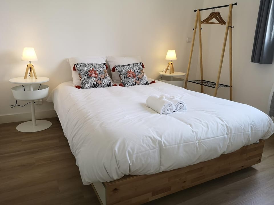 Bed, Bedroom, towels