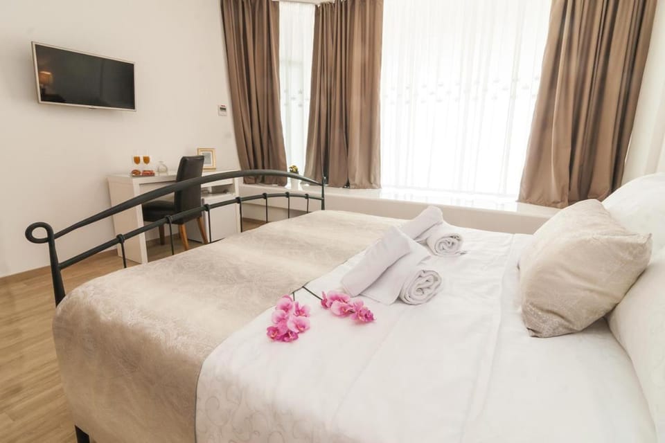 Bed, TV and multimedia, Bedroom