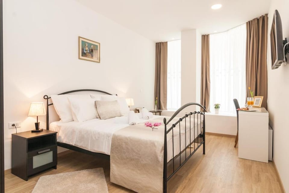 Bed, TV and multimedia, Bedroom