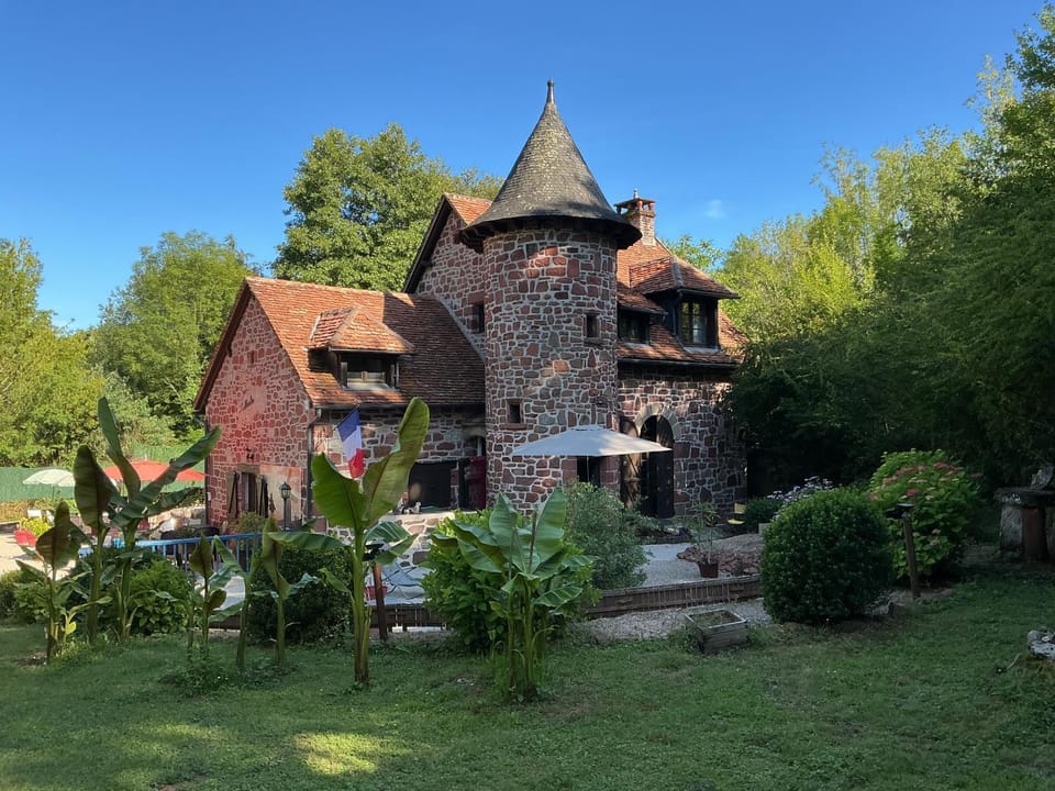 Maison de charme ,jakuzzi ,piscine ,collonges la rouge Villa in Nouvelle-Aquitaine