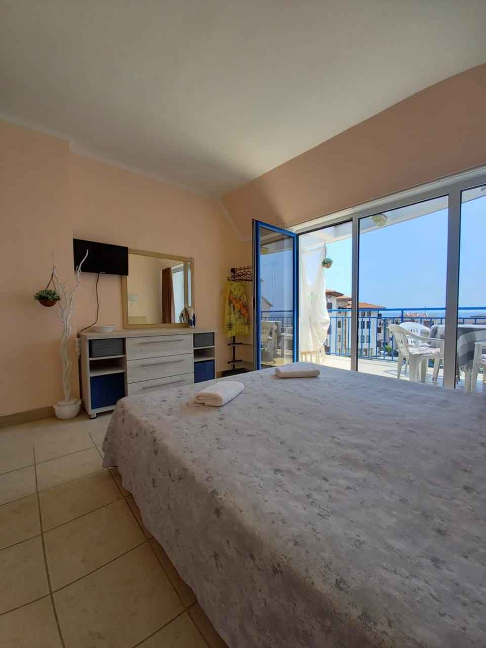 TV and multimedia, Photo of the whole room, Bedroom