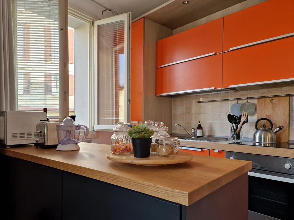 Kitchen or kitchenette, minibar, stove, toaster