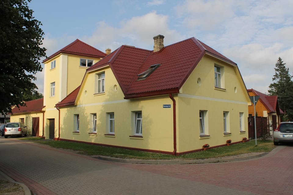 Facade/entrance, Day, Neighbourhood, Street view