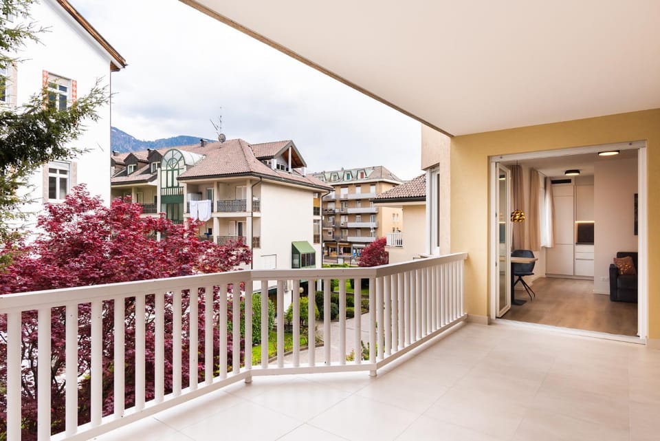 Neighbourhood, Balcony/Terrace, City view
