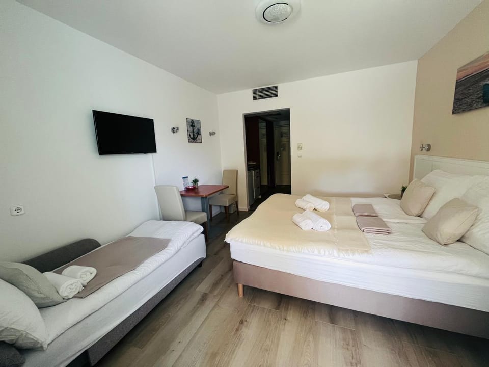 Bed, Photo of the whole room, air conditioner
