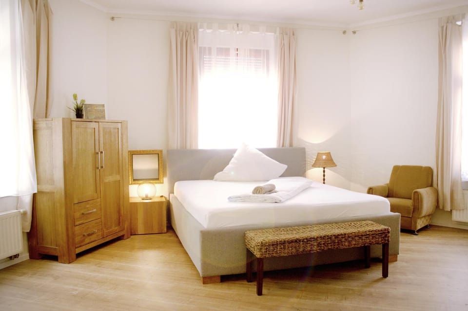 Bed, Living room, Photo of the whole room, Bedroom