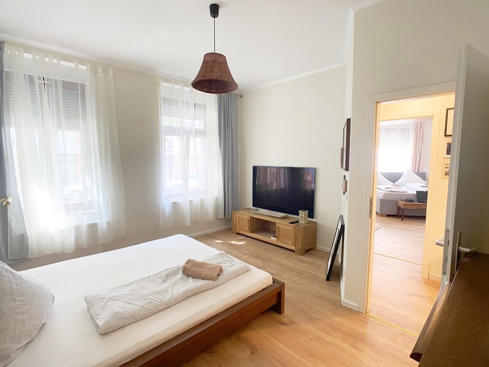 Bed, TV and multimedia, Photo of the whole room, Bedroom