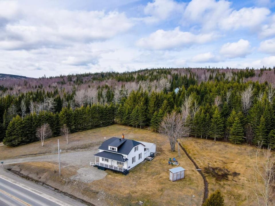 4BR Chalet Near Massif du Sud HotTub & Fire Pit Chalet in Maine
