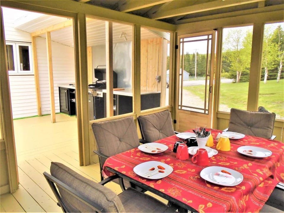 4BR Chalet Near Massif du Sud HotTub & Fire Pit Chalet in Maine