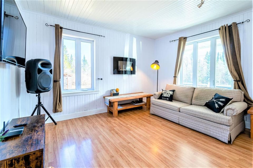 4BR Chalet Near Massif du Sud HotTub & Fire Pit Chalet in Maine