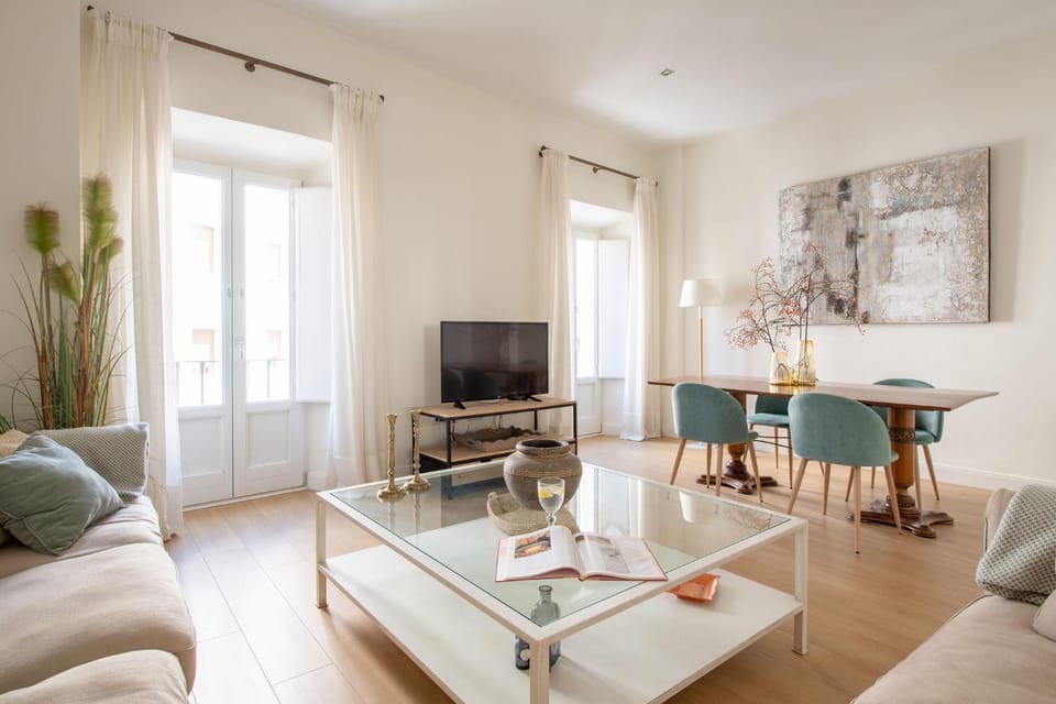 Plaza Nueva 2 Bedrooms & 2 Bathrooms Apartment in Seville