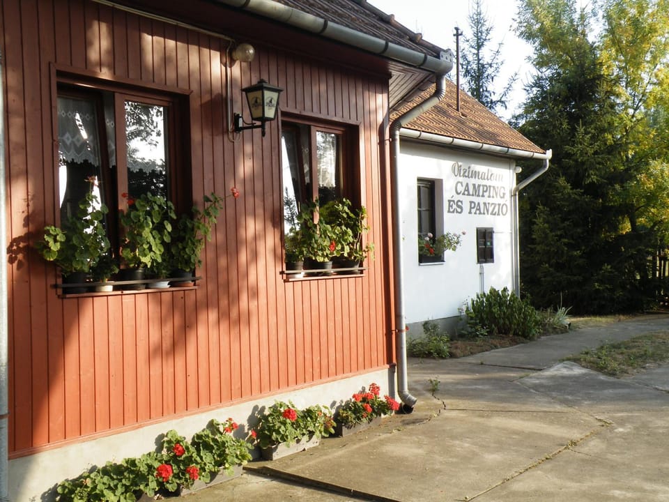 Facade/entrance, Food close-up, Other, Photo of the whole room, Decorative detail, Food, Pets, Lake view, Landmark view, River view, Lunch, Dinner, Drinks, Alcoholic drinks, Non alcoholic drinks