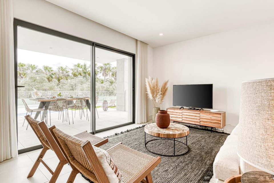 Communal lounge/ TV room, TV and multimedia, Living room, City view, Garden view