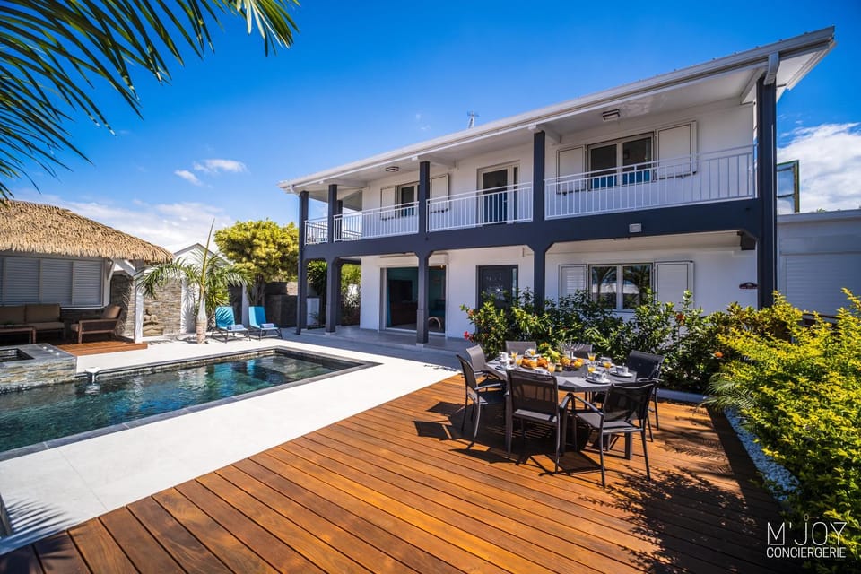 Property building, Patio, Swimming pool