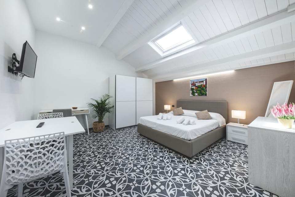 Bed, TV and multimedia, Bedroom