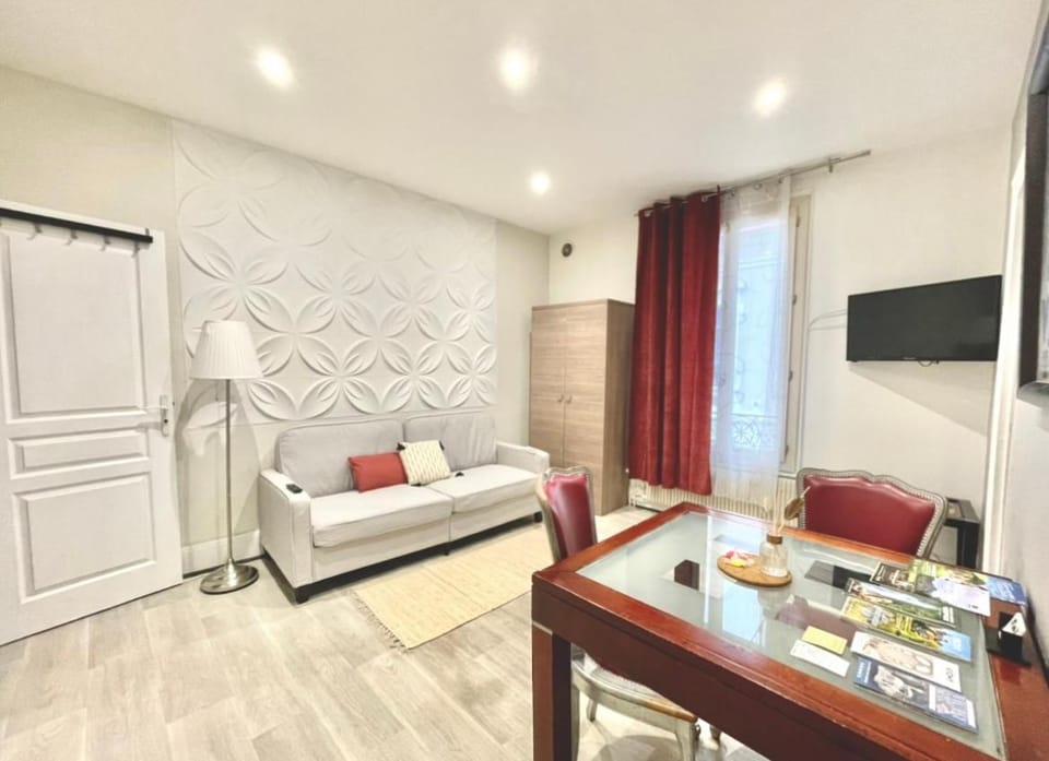 Communal lounge/ TV room, TV and multimedia, Living room, Seating area, Dining area