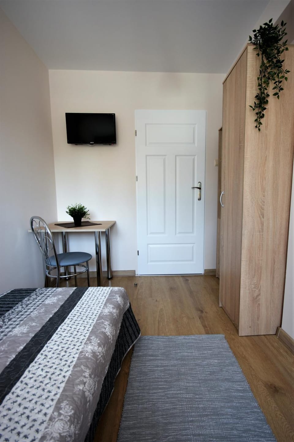 Bed, TV and multimedia, Photo of the whole room