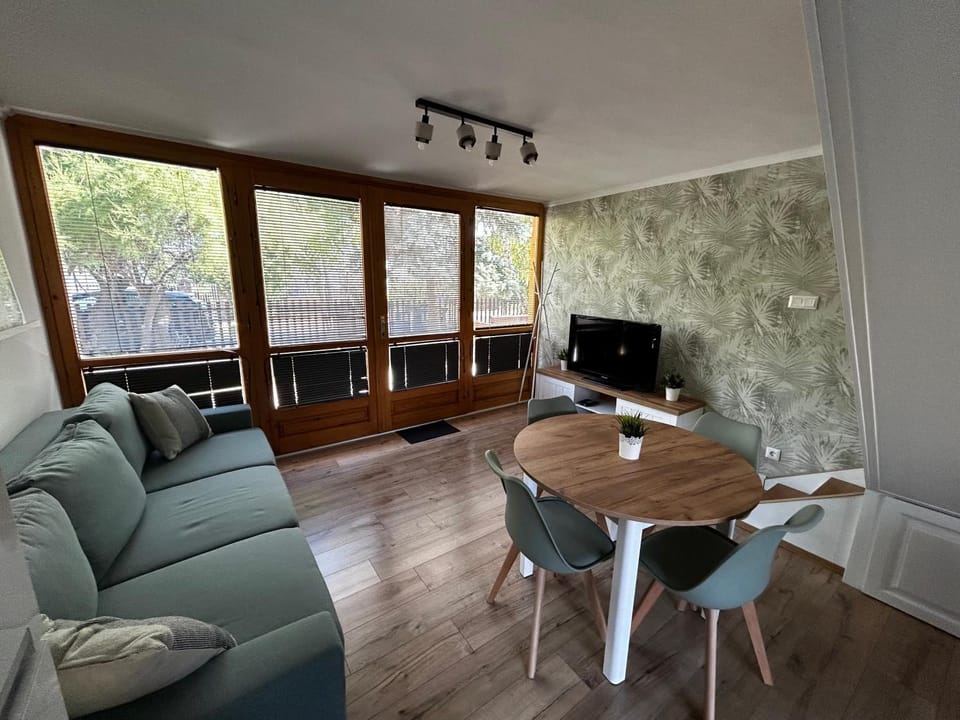 TV and multimedia, Living room, Seating area