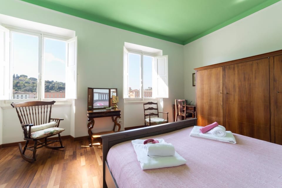 Photo of the whole room, Bedroom