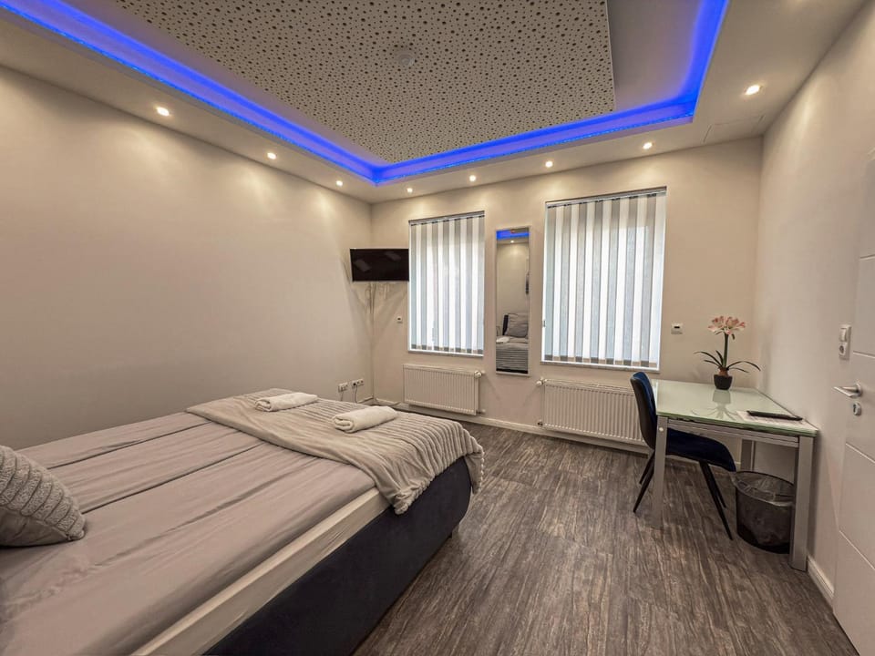 Bed, TV and multimedia, Photo of the whole room, Bedroom