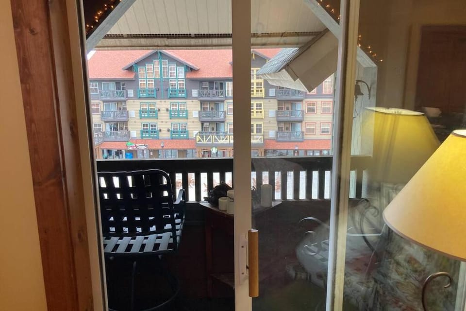 'The Treehouse' at Snowshoe - Village & Slope View Apartment in Snowshoe