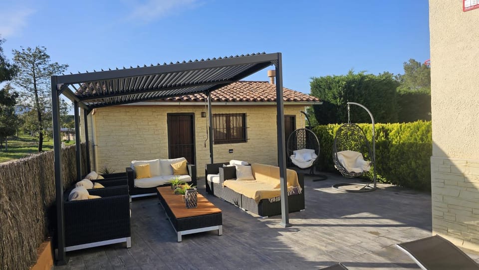 Property building, Day, Garden, Living room, Garden view