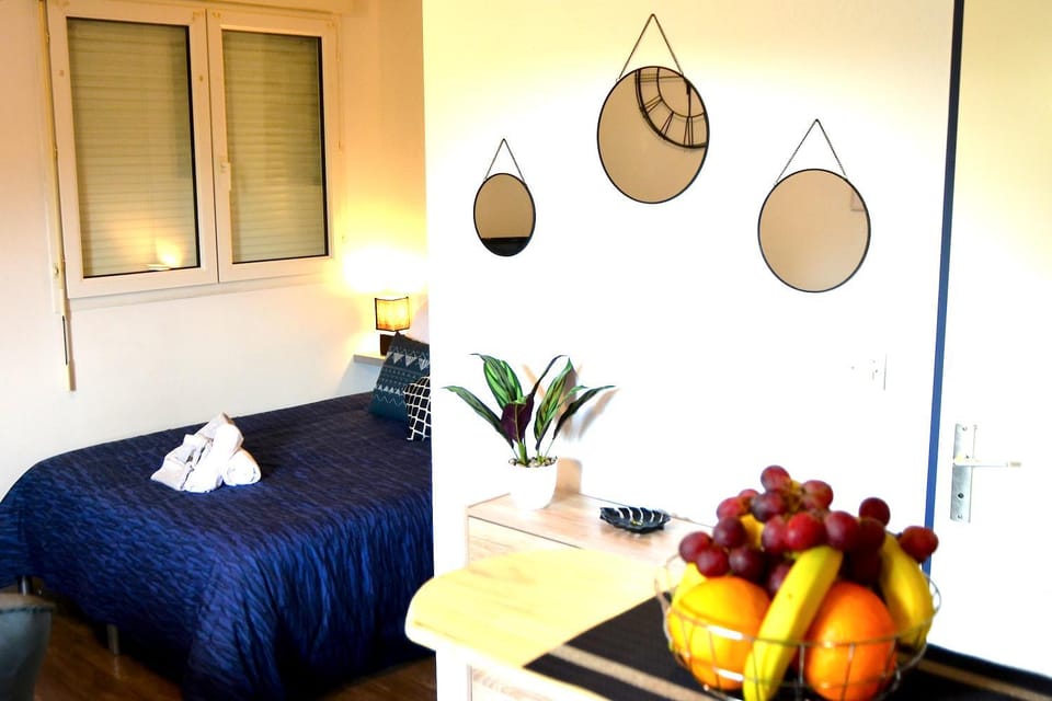Bed, Dining area