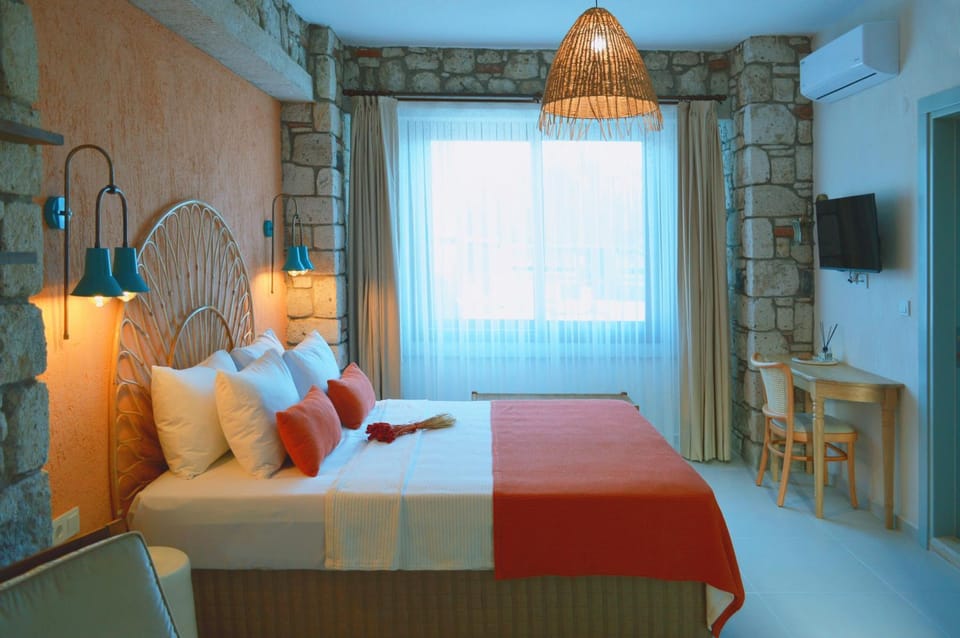 TV and multimedia, Seating area, Bedroom