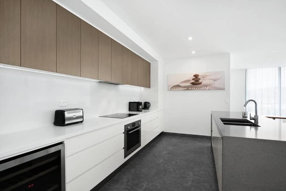 Luxury Apartment Caves Beach 4 Bed Apartment in Swansea