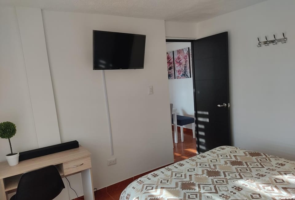 TV and multimedia, Seating area, Bedroom