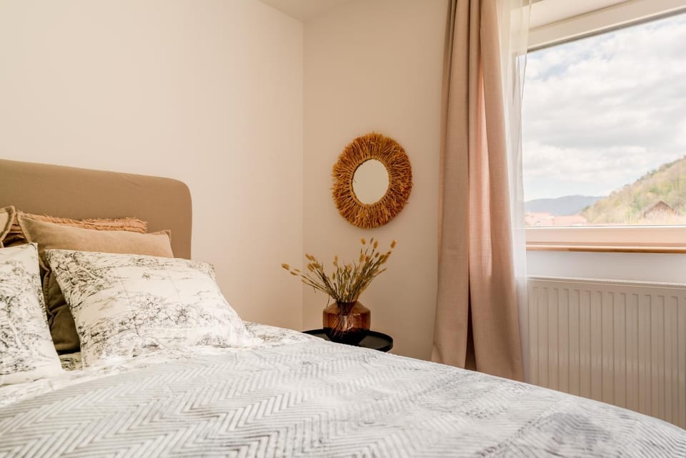 Bedroom, Mountain view