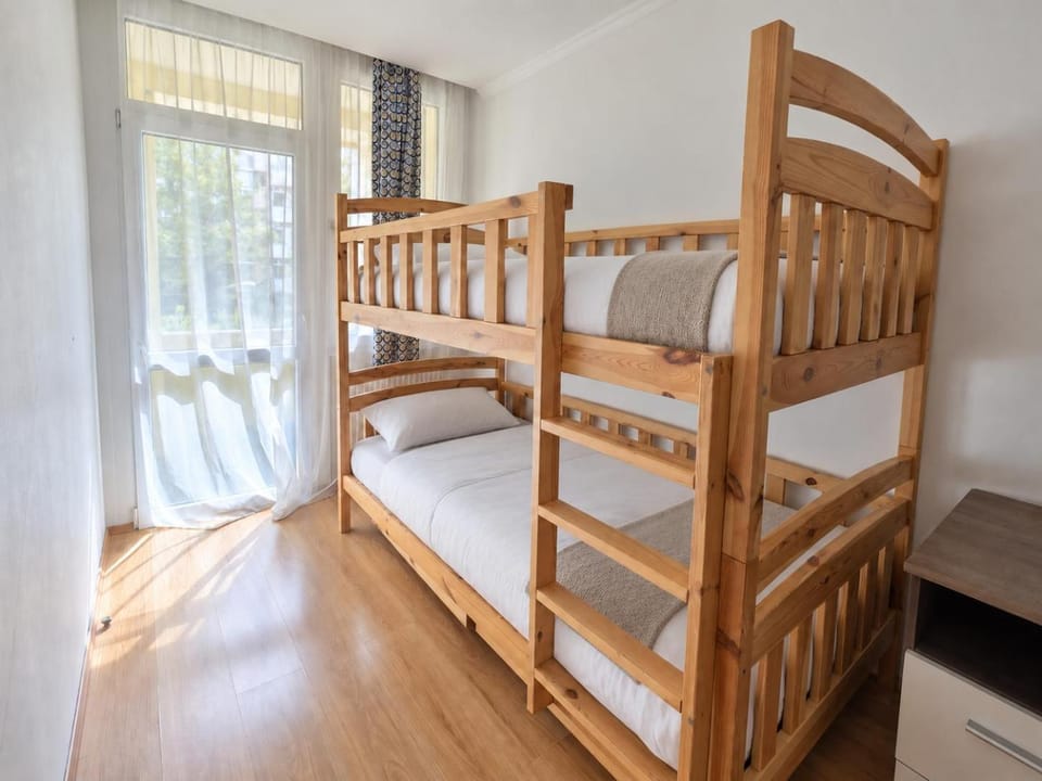 young children, bunk bed