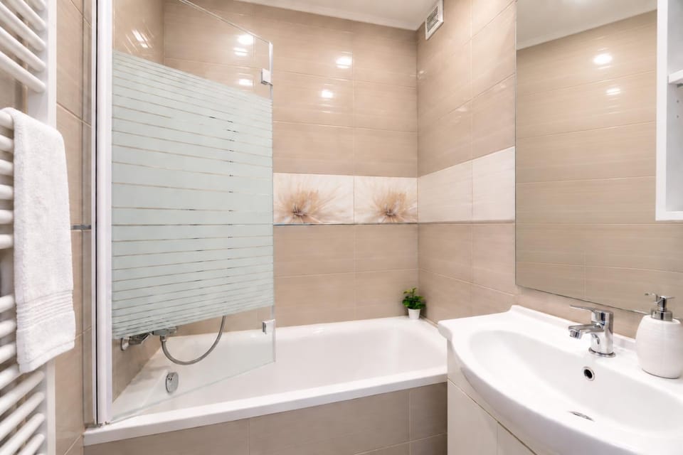 Shower, Toilet, Bathroom, Bath, towels