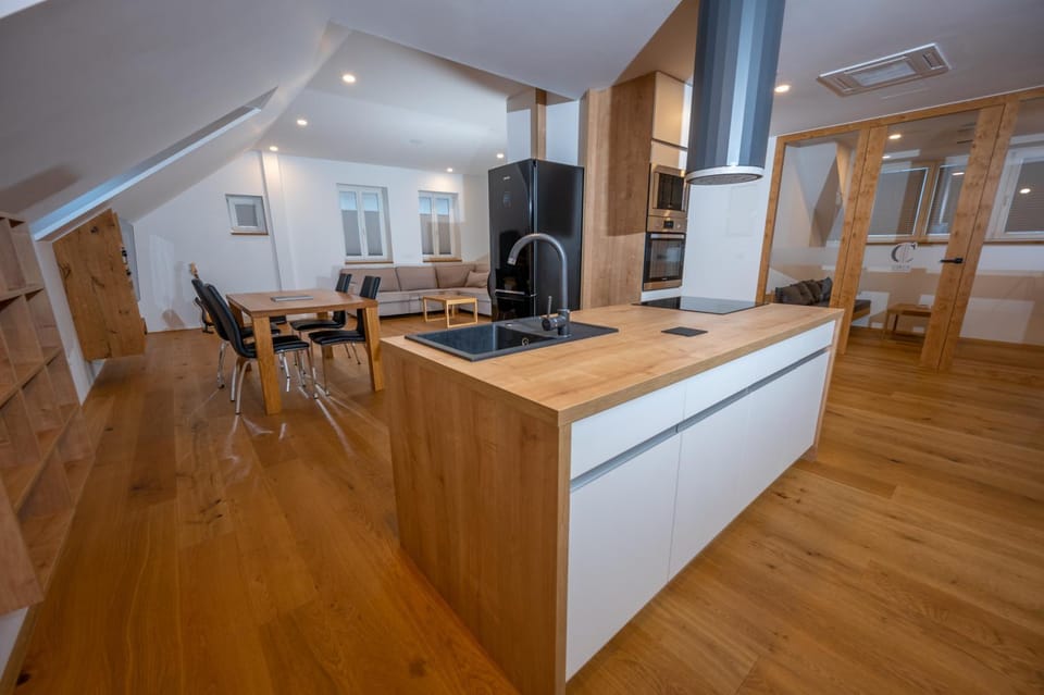 Kitchen or kitchenette, Dining area, minibar, pet friendly