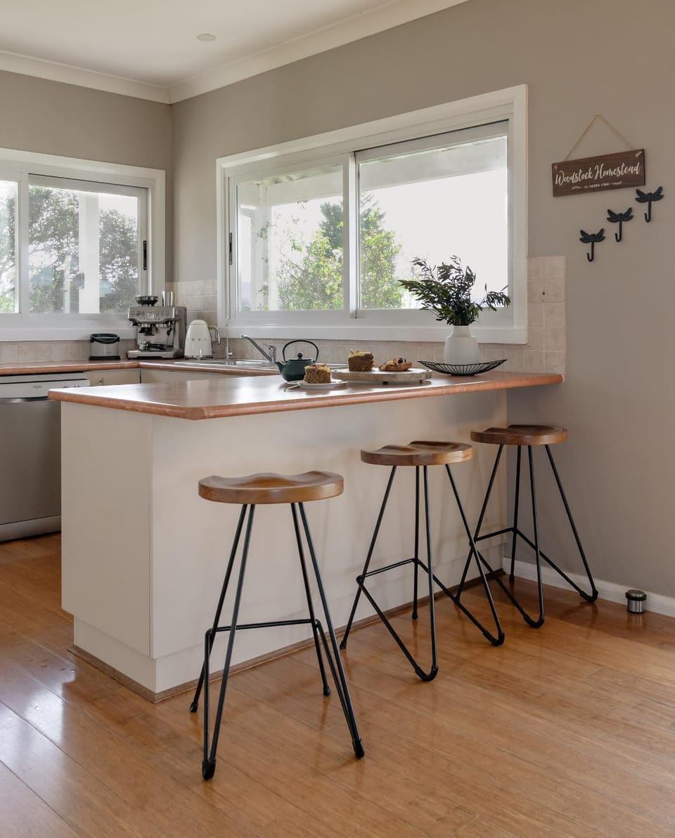 Kitchen or kitchenette, Seating area