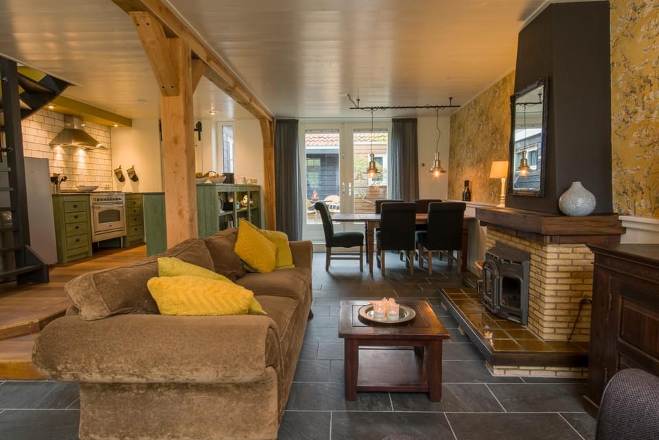 Restaurant/places to eat, Living room, Breakfast