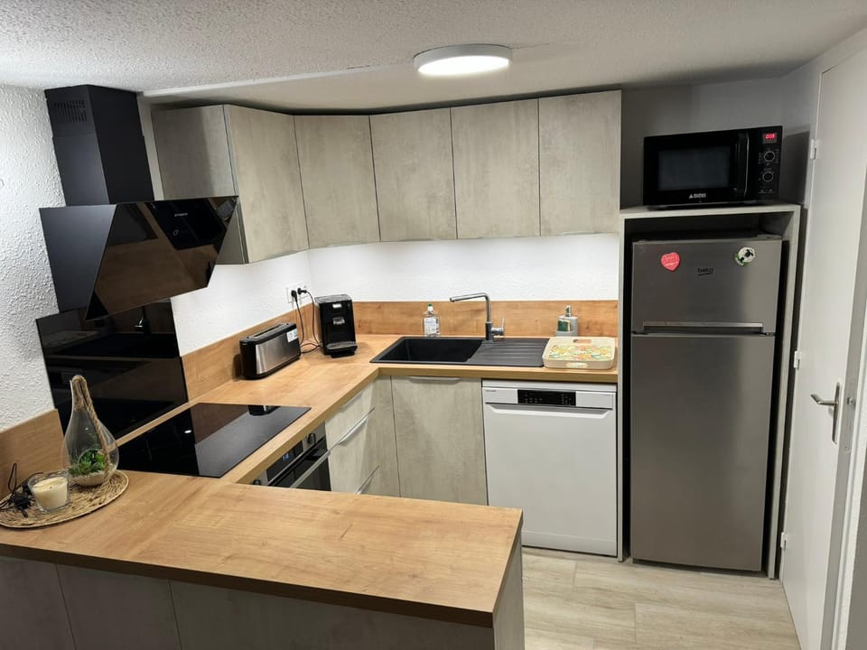 Kitchen or kitchenette, dishwasher, oven, stove, toaster